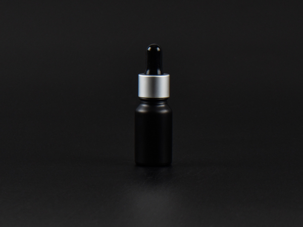 Schwarzglasflasche 10ml, mit Pipette silber