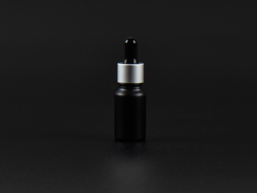 Schwarzglasflasche 10ml, mit Pipette silber