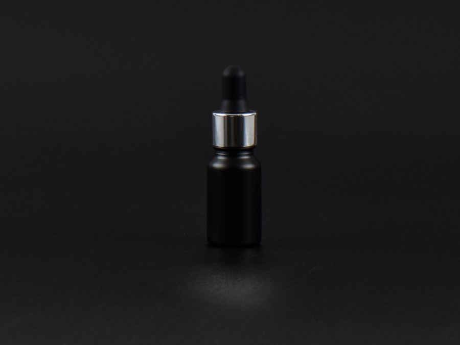 Schwarzglasflasche 10ml, mit Pipette silber